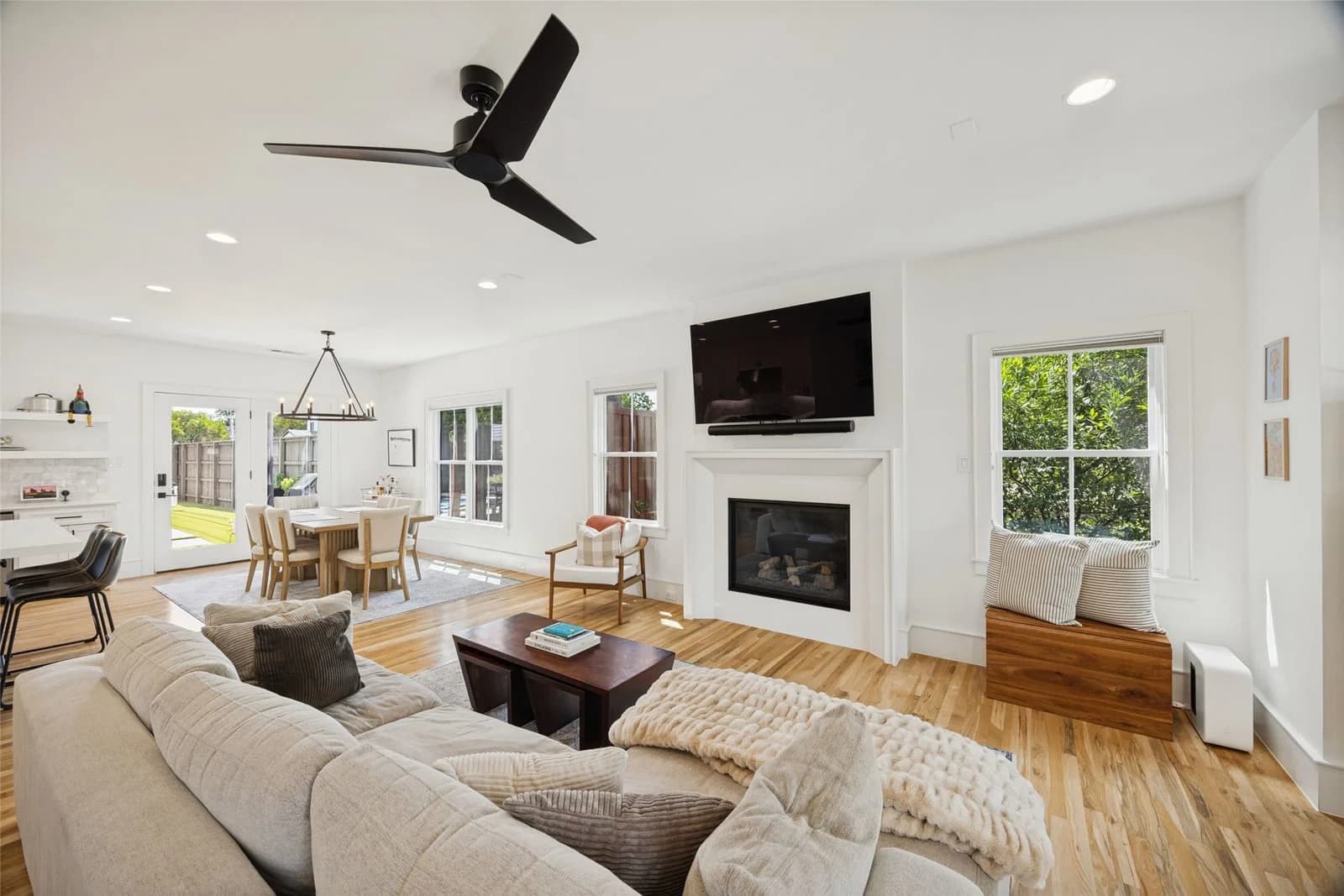 8600 Forest Hills Boulevard - Photo 3