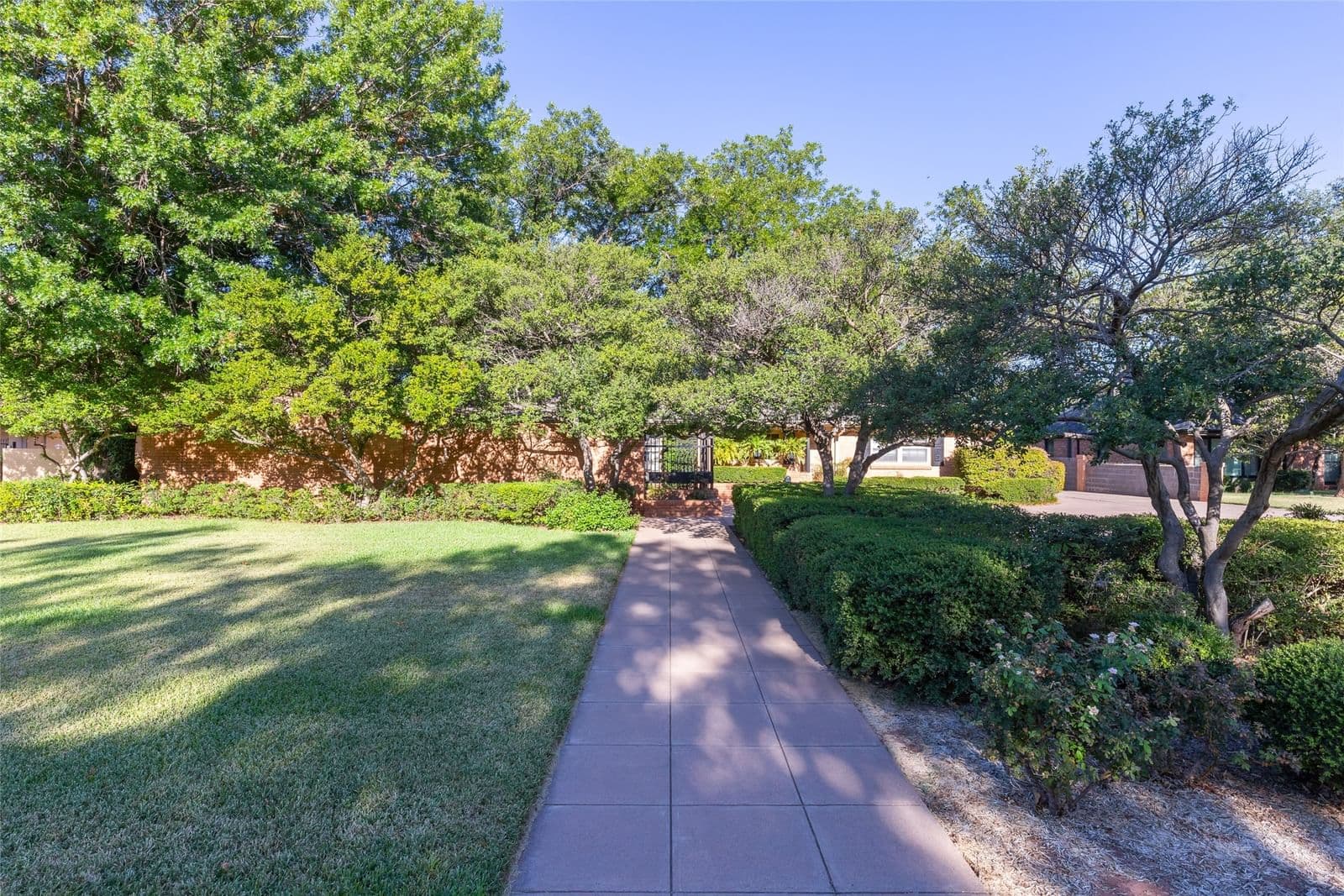1410 Tanglewood Road - Photo 2