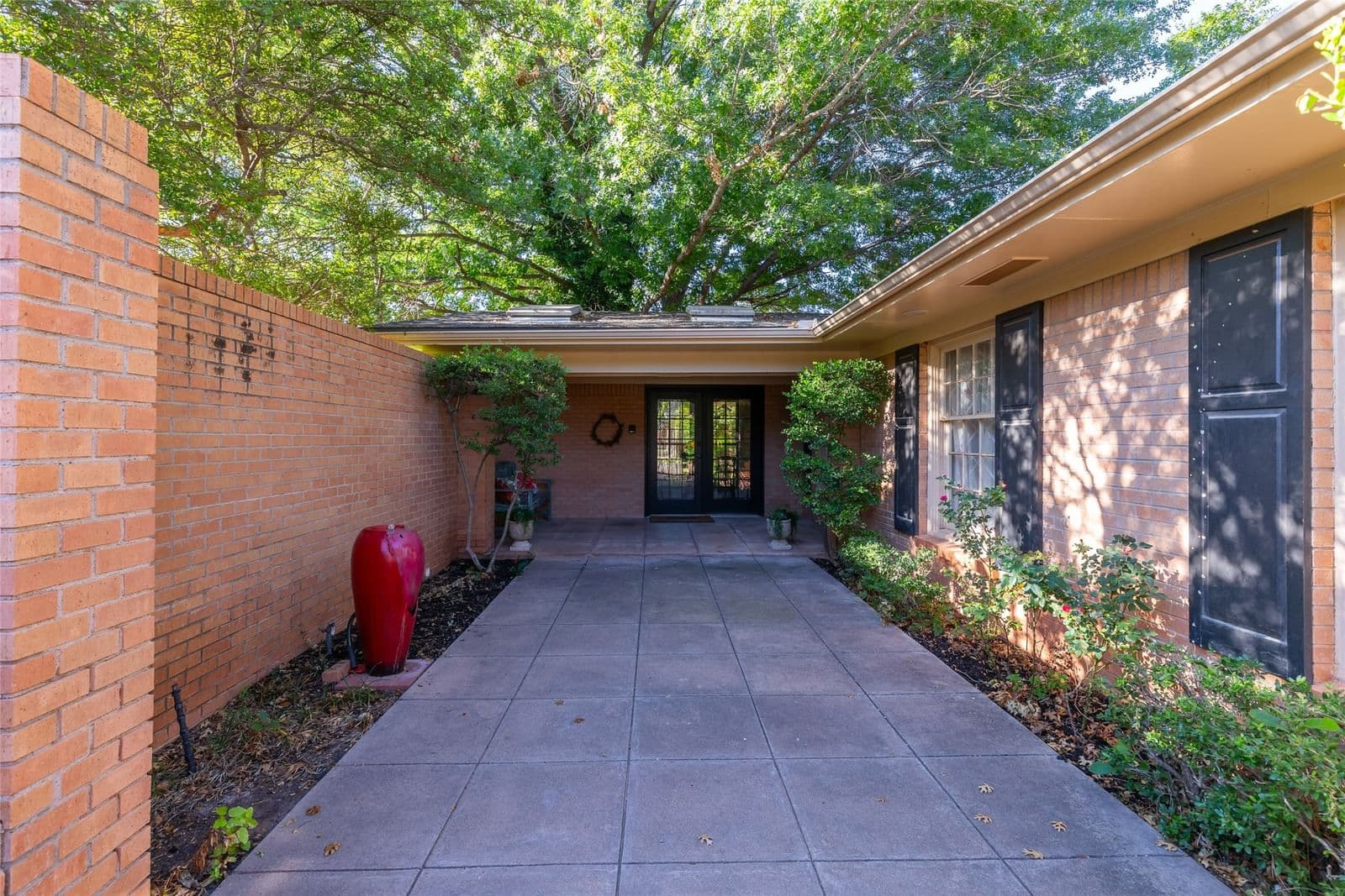 1410 Tanglewood Road - Photo 3