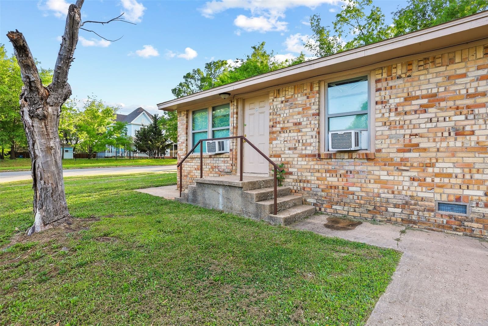 701 W Hull Street - Photo 3