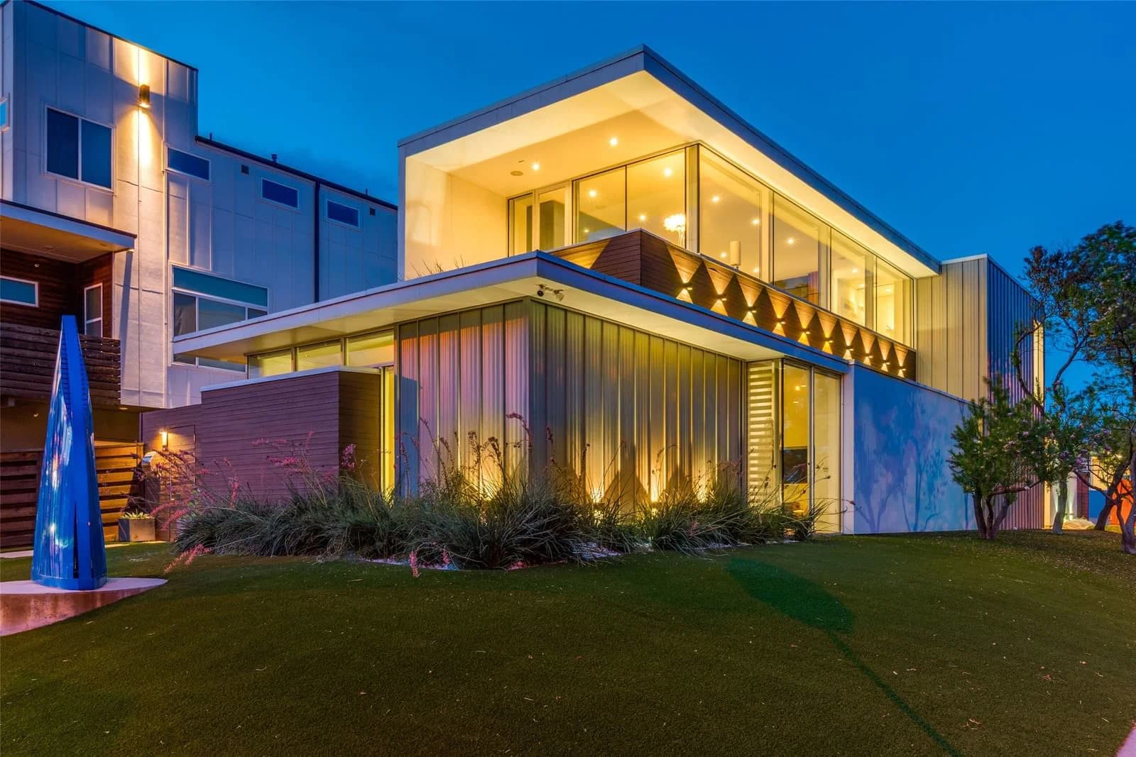 2300 N Carroll Avenue - Photo