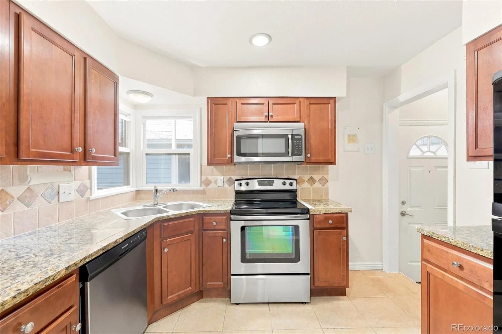 1945 Oakland Street - Photo 3