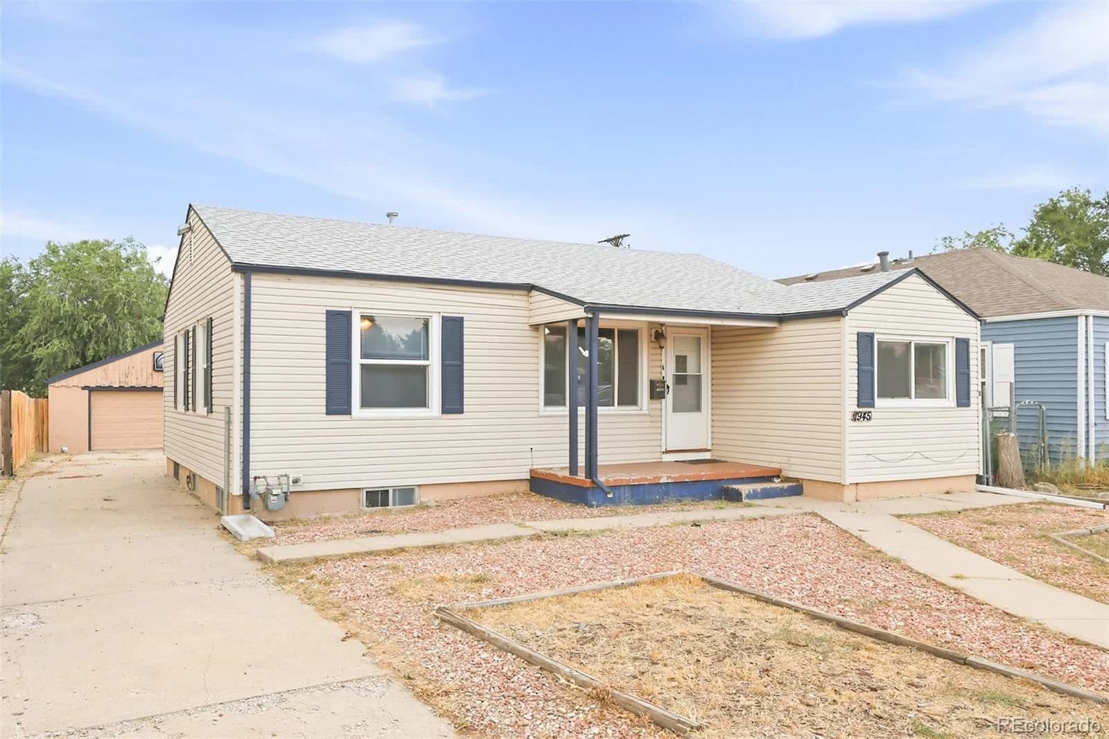 1945 Oakland Street - Photo 2