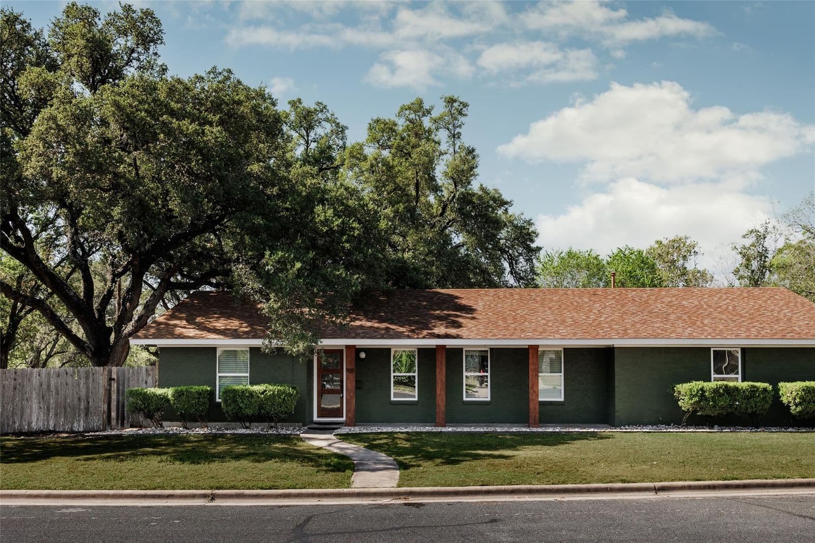 905  Berrywood Dr - Photo 2