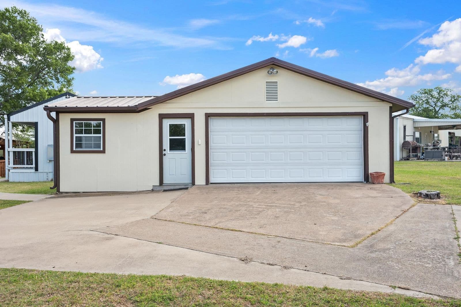 412  Leaning Oak Ln - Photo 2