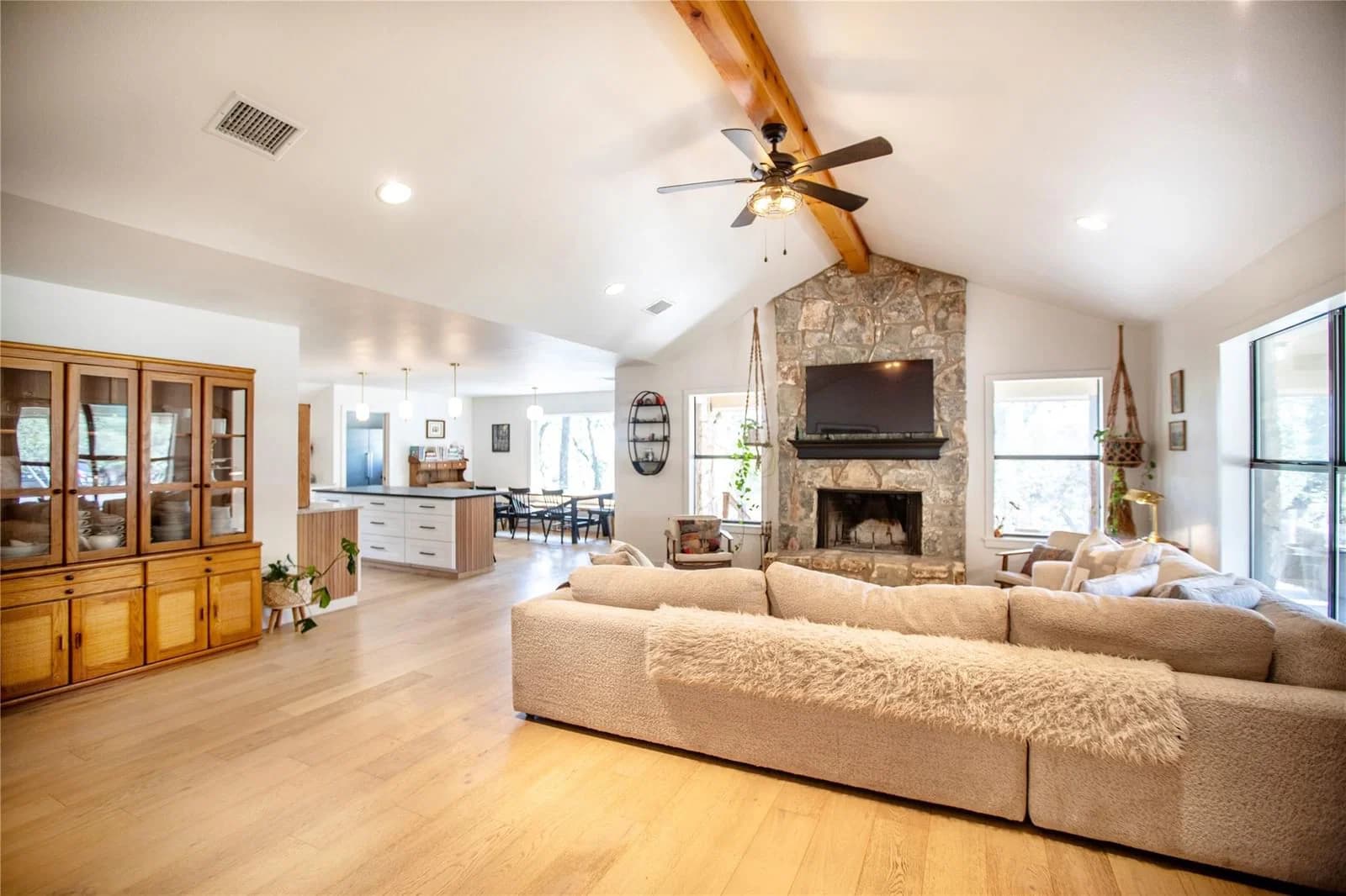 301  Lander Ln - Photo 2