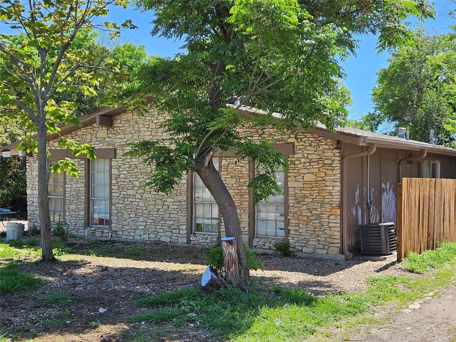 1909  Hearthside Dr - Photo