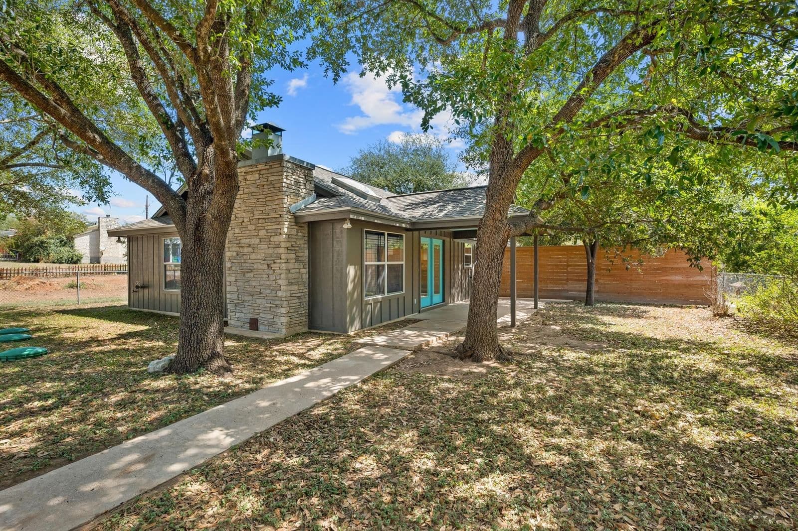 1601  West Ln - Photo 3