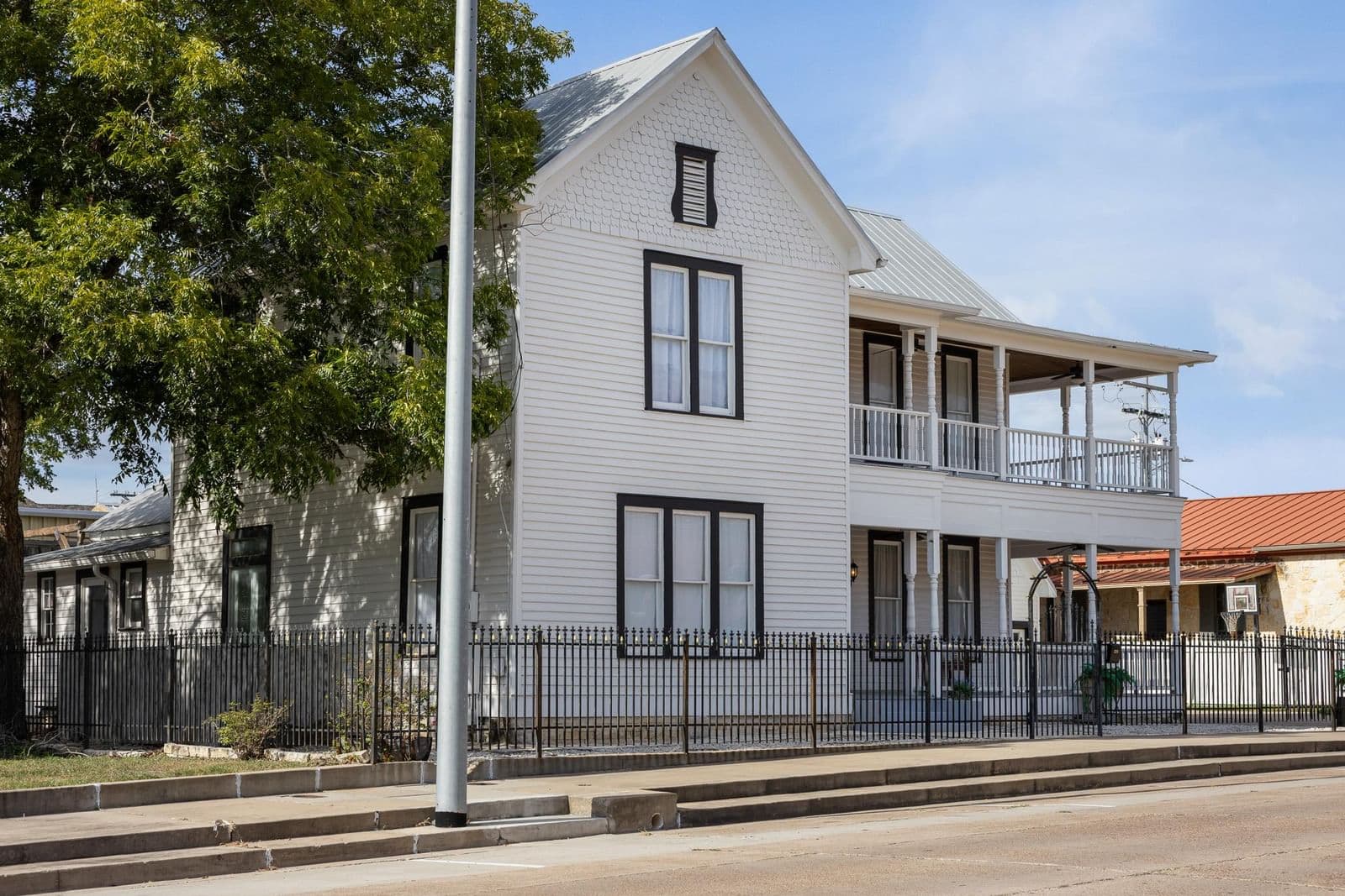 326 W Colorado St - Photo 2