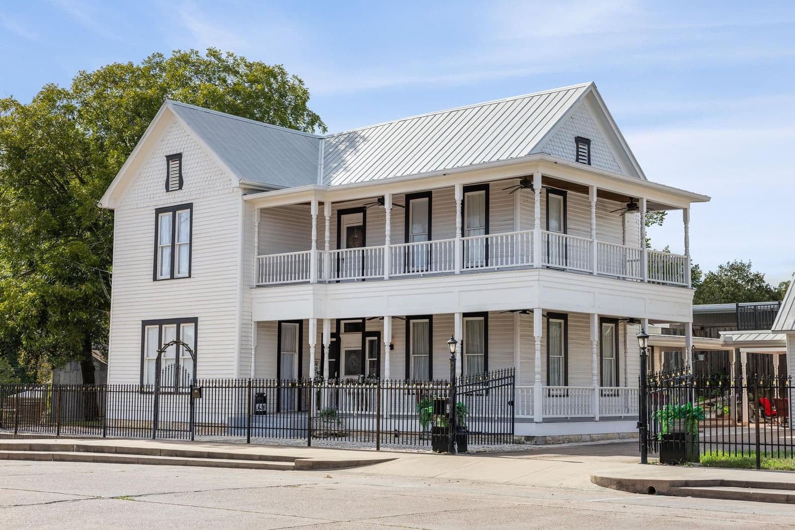 326 W Colorado St - Photo 3