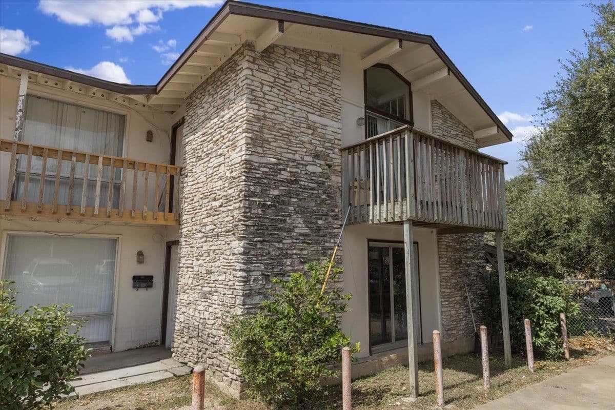2507  Manor Cir - Photo 2