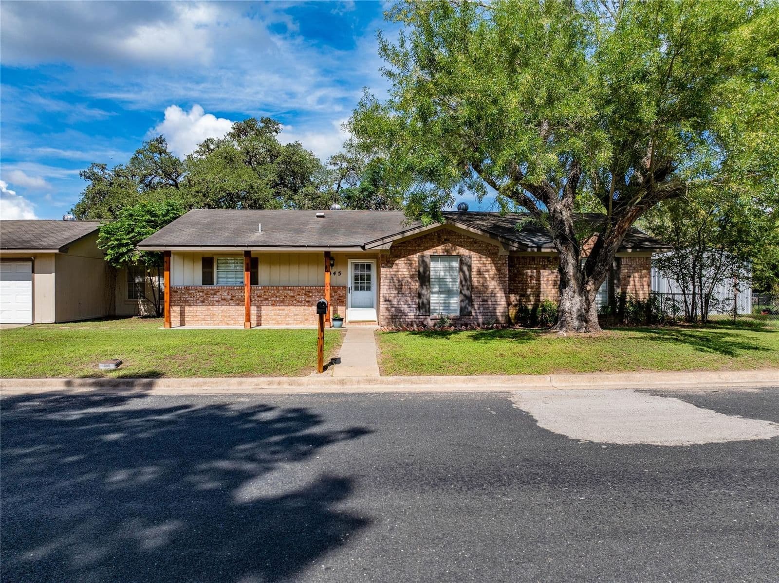 1070 N Franklin St - Photo