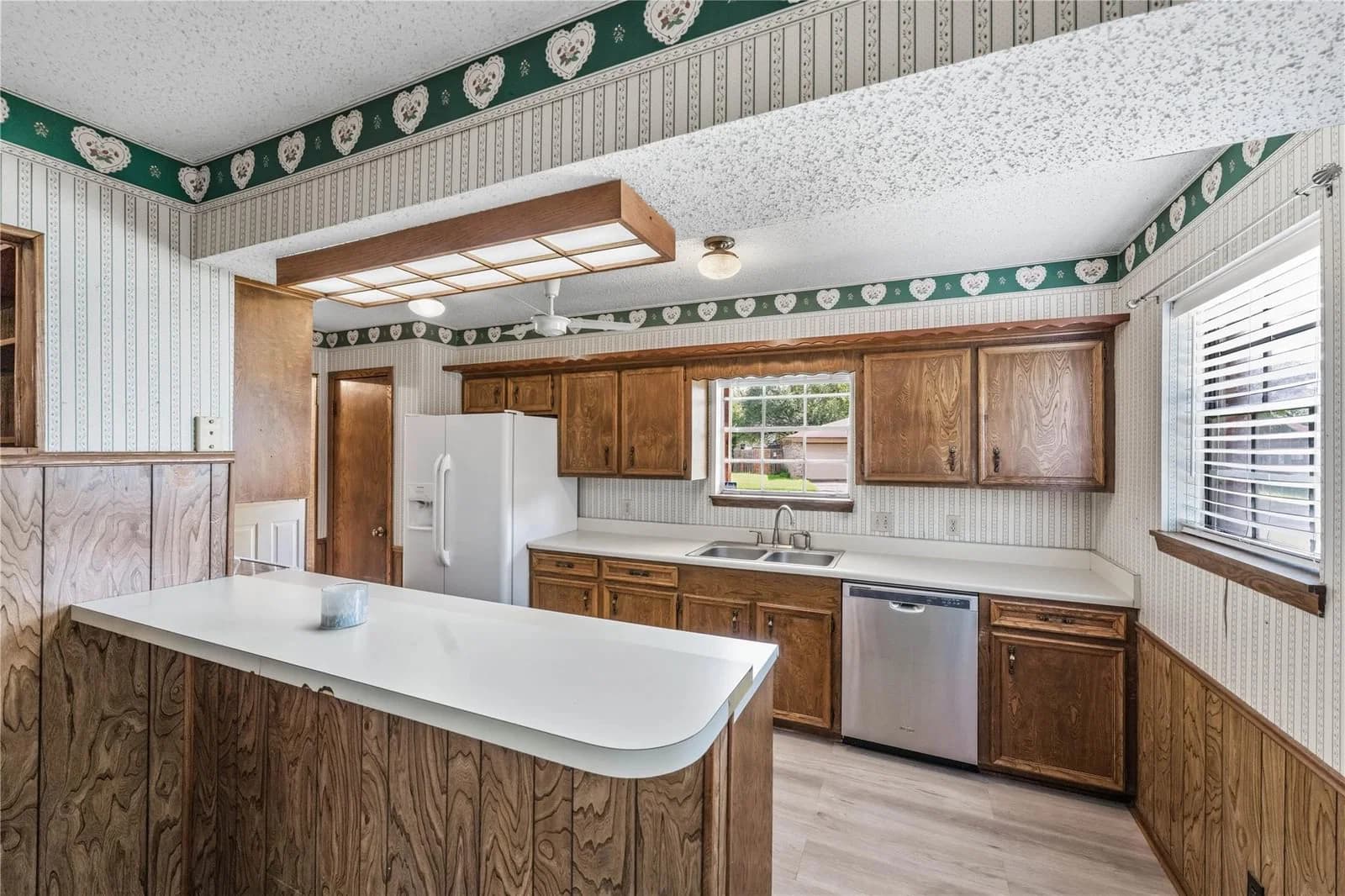 1070 N Franklin St - Photo 2