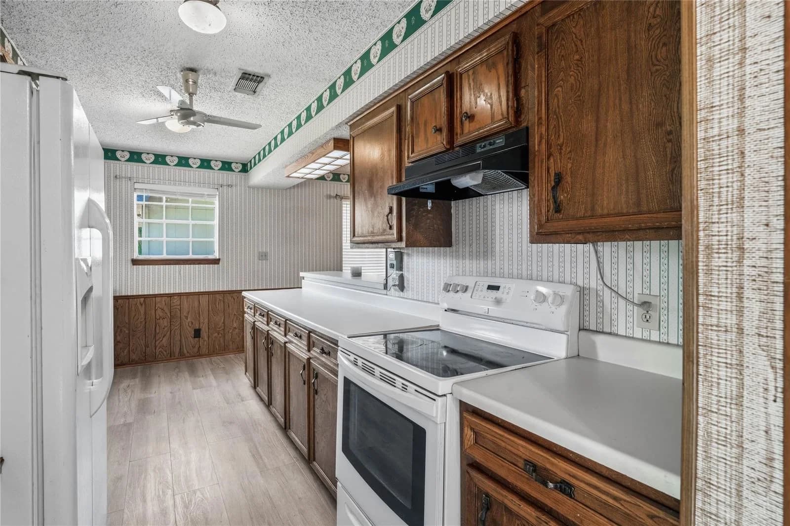 1070 N Franklin St - Photo 3